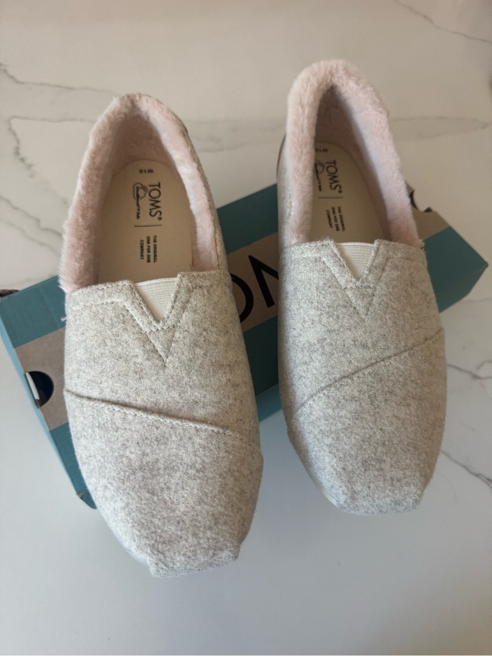 Toms Women’s Alpargata Slip-On Moccasins in oatmeal with Pink Lining size 10